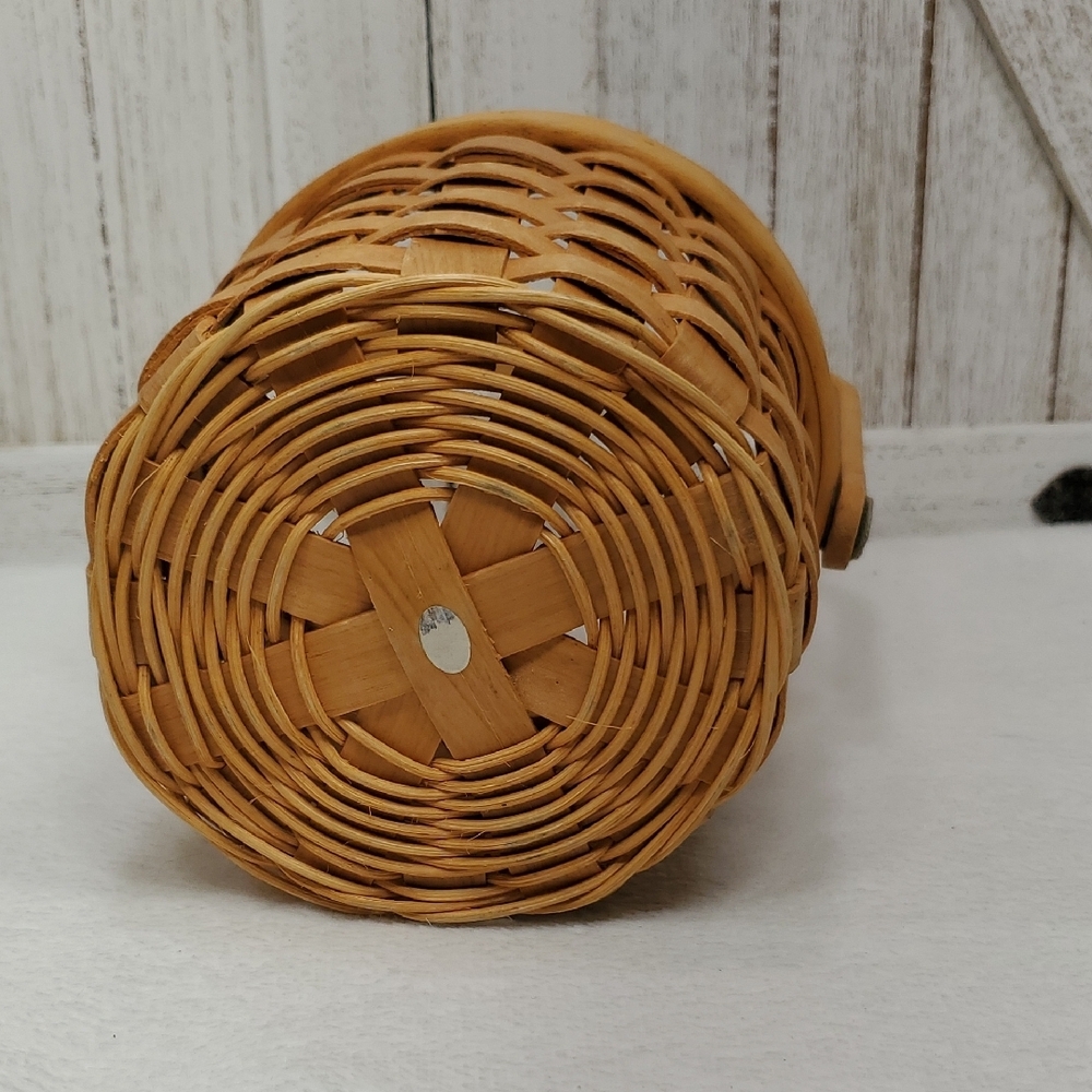 Round Woven Basket with Handle - Picture 4 of 6